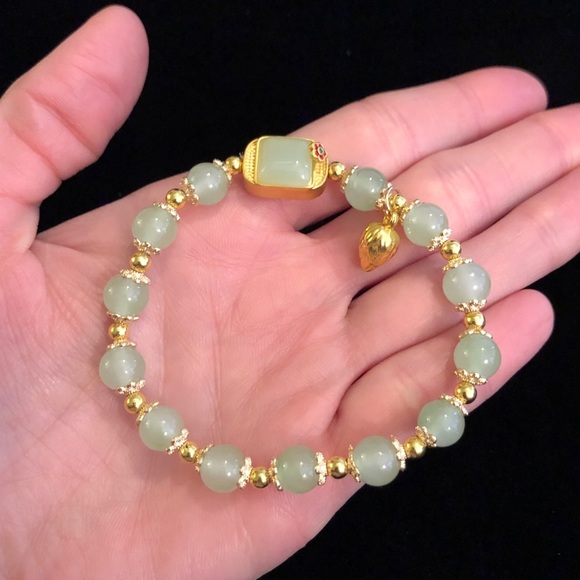 Elegant Gold and Green Beaded Bracelet - Picture 5 of 8